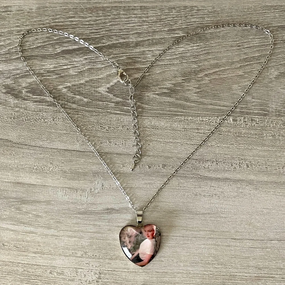 Heart-Shaped Silver Photo Pendant Necklace Marilyn Monroe - Picture 5 of 6